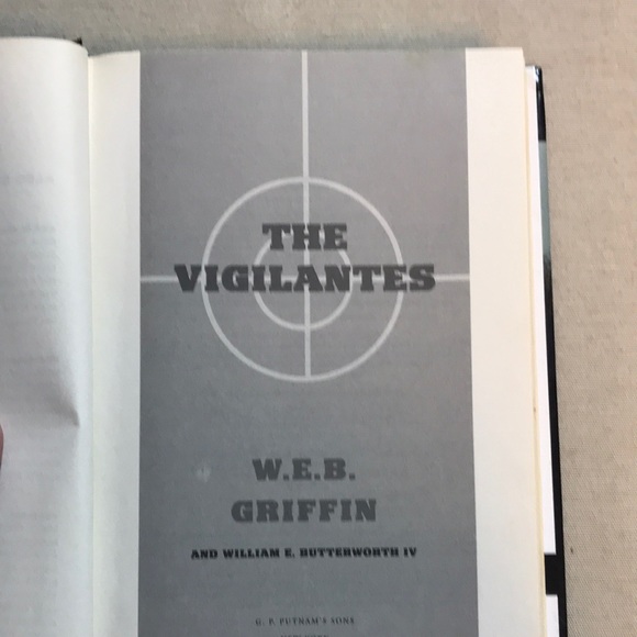 🌈2/$8 The Vigilantes #10 Badge of Honor Series - Picture 8 of 9